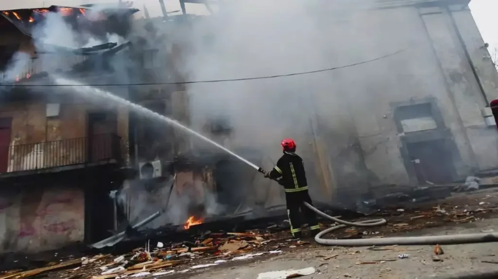 Bombeiros controlando incêndio causado por ataques russos na Ucrânia