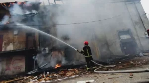 Bombeiros controlando incêndio causado por ataques russos na Ucrânia