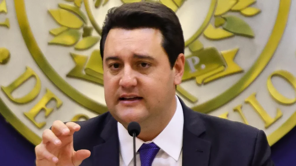 Ratinho Jr. desiste de ser candidato à presidência e abre espaço para Caiado