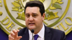 Ratinho Jr. desiste de ser candidato à presidência e abre espaço para Caiado