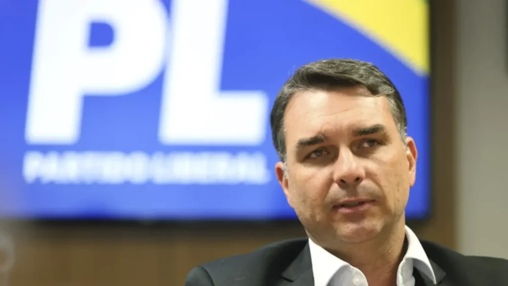Flávio Bolsonaro na sede do PL