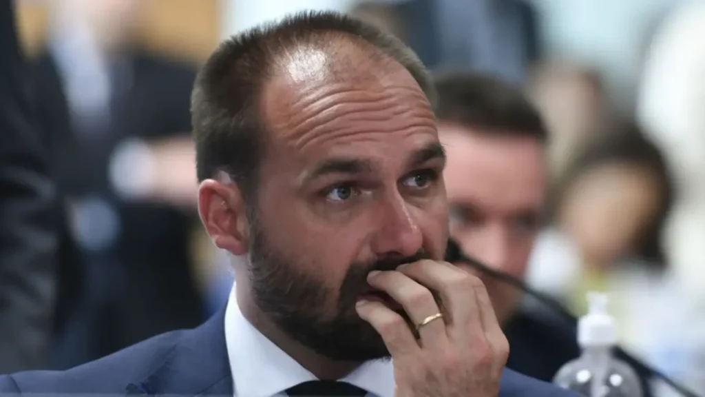 Eduardo Bolsonaro tenso durante sessão no Congresso Nacional