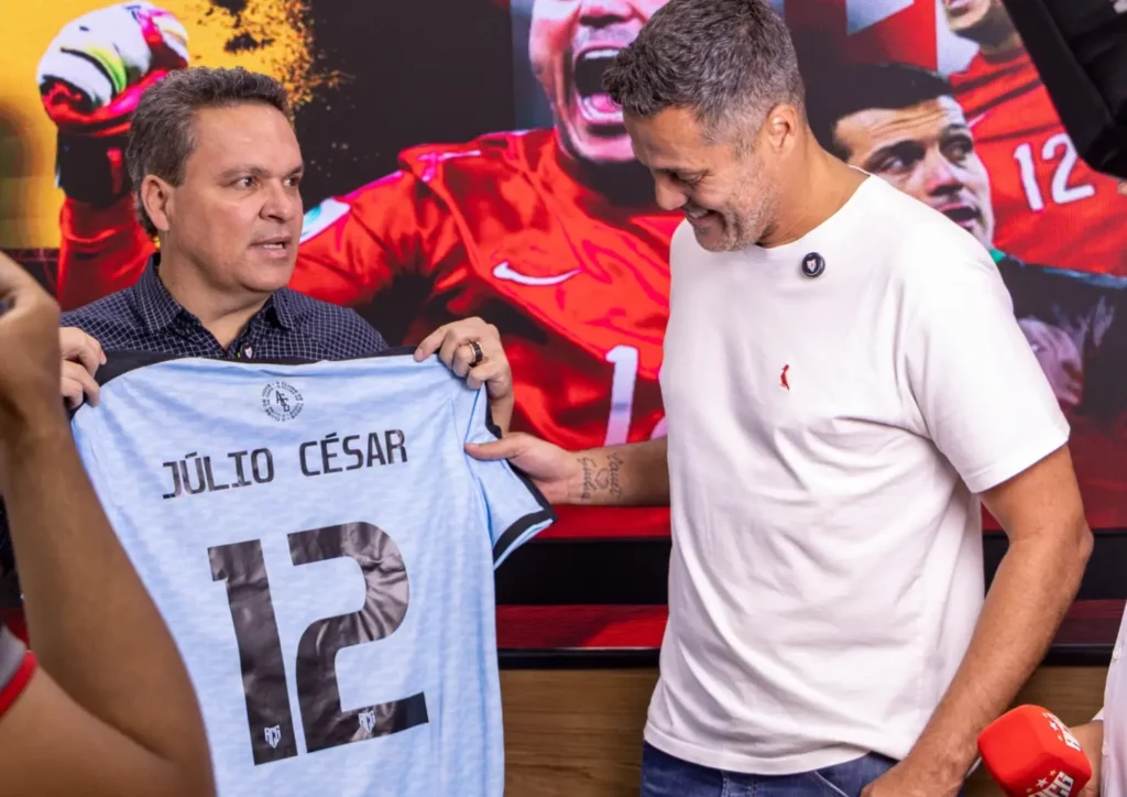 Júlio César é anunciado como embaixador do Atlético-GO
