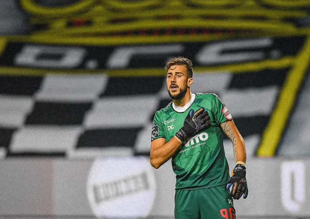 Vila Nova acerta contratação do goleiro Helton Leite para a sequência da temporada