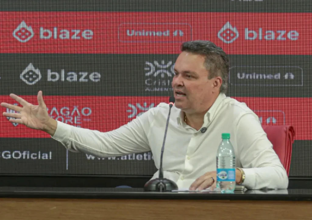 "O Goiás está com a mão na taça" diz Adson Batista em coletiva de apresentação de Eduardo Souza