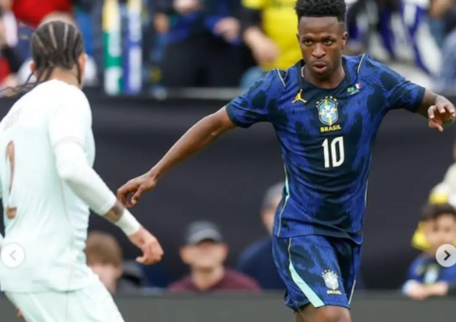 Brasil joga mal com 1 a mais e perde para a França