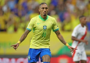 Raphinha sofre lesão muscular e desfalca a Seleção e o Barcelona por cinco semanas