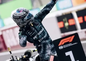 Antonelli vence no Japão e assume liderança histórica na Fórmula 1