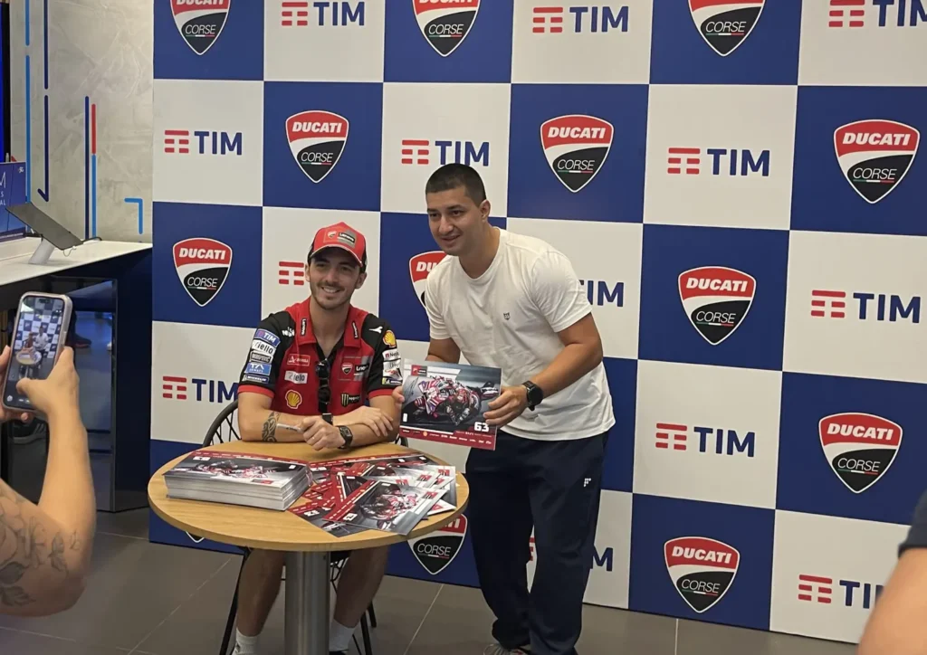 MotoGP: Piloto da Ducati, Pecco Bagnaia atende fãs no Shopping Flamboyant