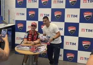 MotoGP: Piloto da Ducati, Pecco Bagnaia atende fãs no Shopping Flamboyant
