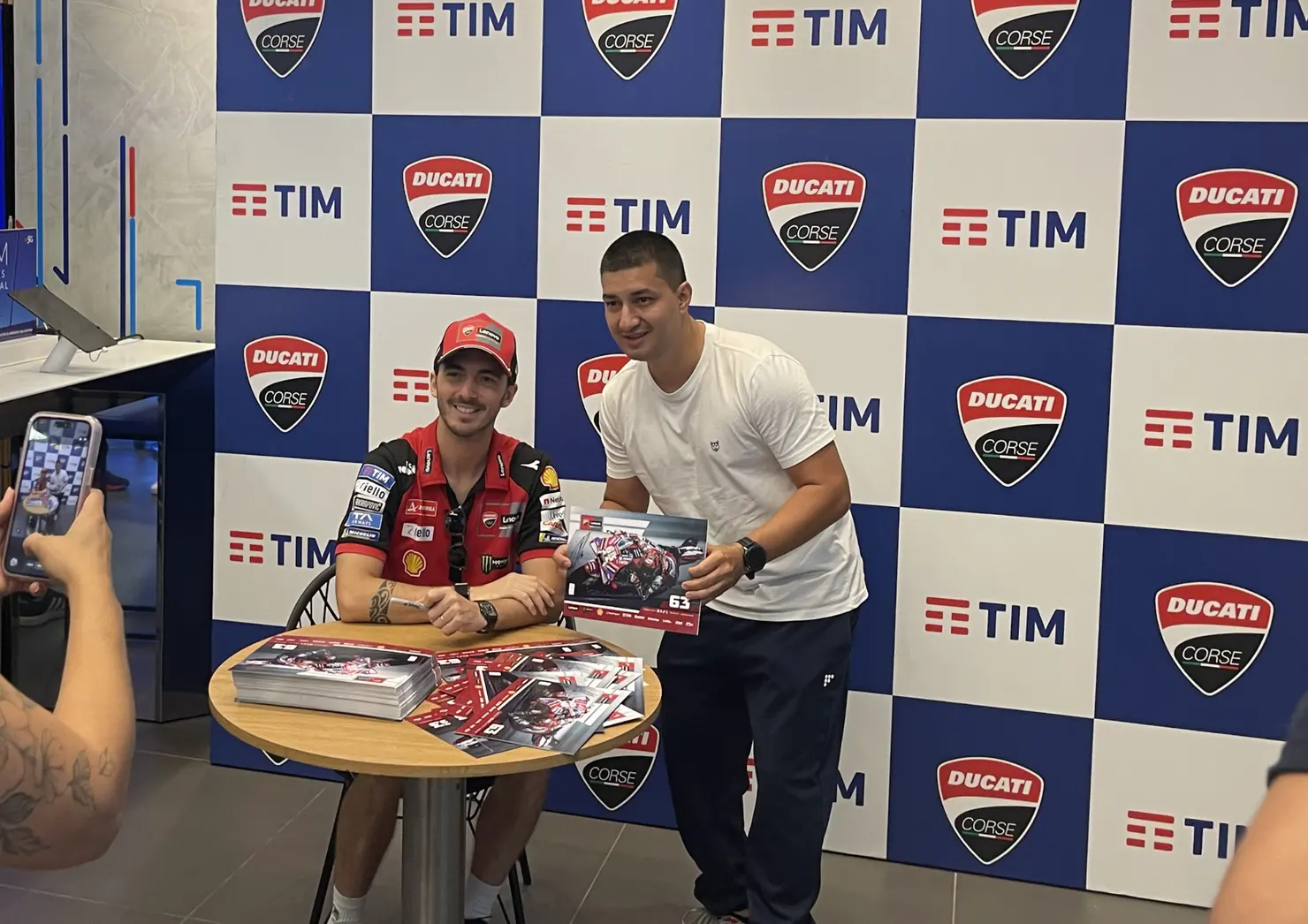 MotoGP: Piloto da Ducati, Pecco Bagnaia atende fãs no Shopping Flamboyant