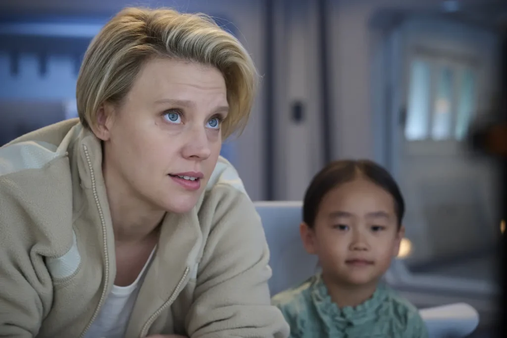 Com Kate McKinnon, filme "Em Um Piscar de Olhos" explora conexão humana do passado ao futuro 2 Em Um Piscar de Olhos