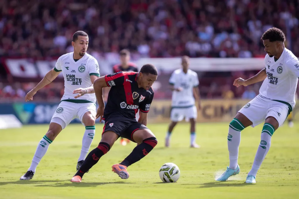 Goiás bate Atlético por 2x0