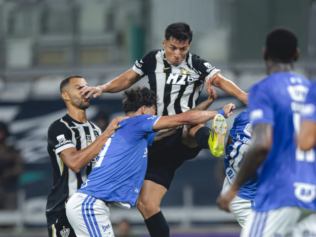 Cruzeiro vence clássico com confusão no fim e conquista o Campeonato Mineiro 2 Cruzeiro x Atlético Mineiro
