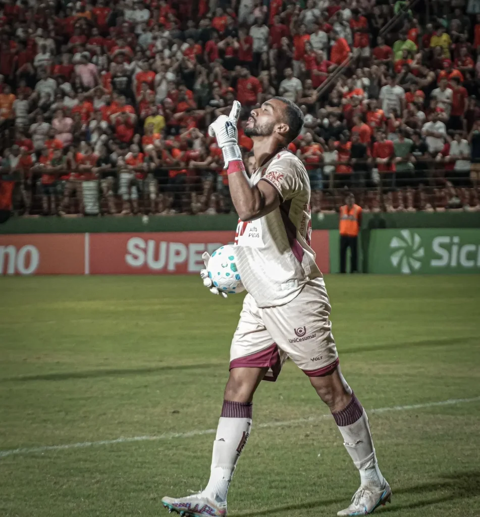 Vila Nova empata e avança nos pênaltis