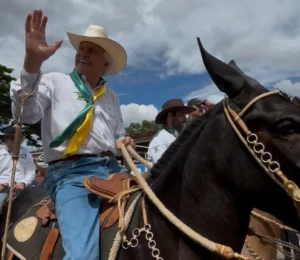 Caiado participa de cavalgada em Goiânia e destaca tradição no Encontro de Comitivas