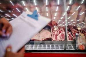 Mesmo na Quaresma, preços das carnes seguem elevados e variação chega a 113%, aponta Procon Anápolis