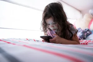 Lei que endurece regras para proteger crianças na internet começa a valer nesta terça (17)