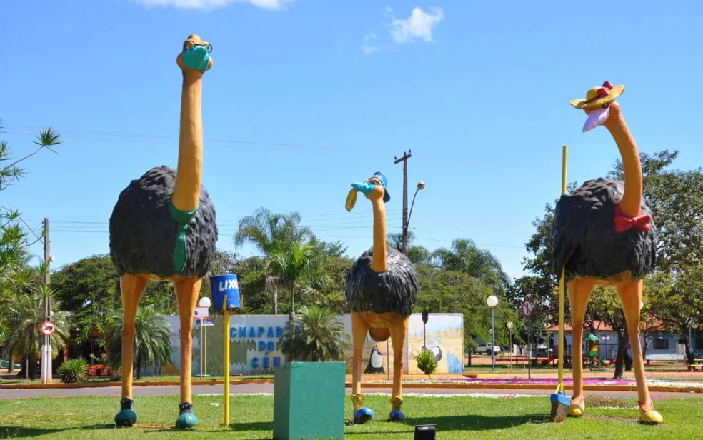 estatuas mascotes de chapao do ceu usam mascaras para conscientizar a populacao