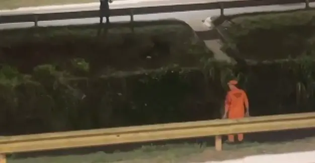 Enxurrada arrasta mulher na Marginal Botafogo e mobiliza buscas 2 mulher