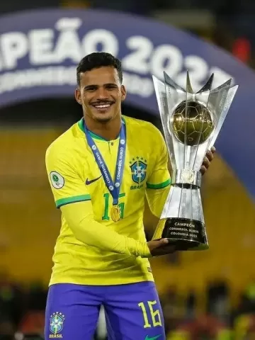 Lesionado, Alex Sandro é cortado da Seleção Brasileira; saiba quem assume a vaga no elenco 2 kaiki bruno com trofeu do sul americano sub 20