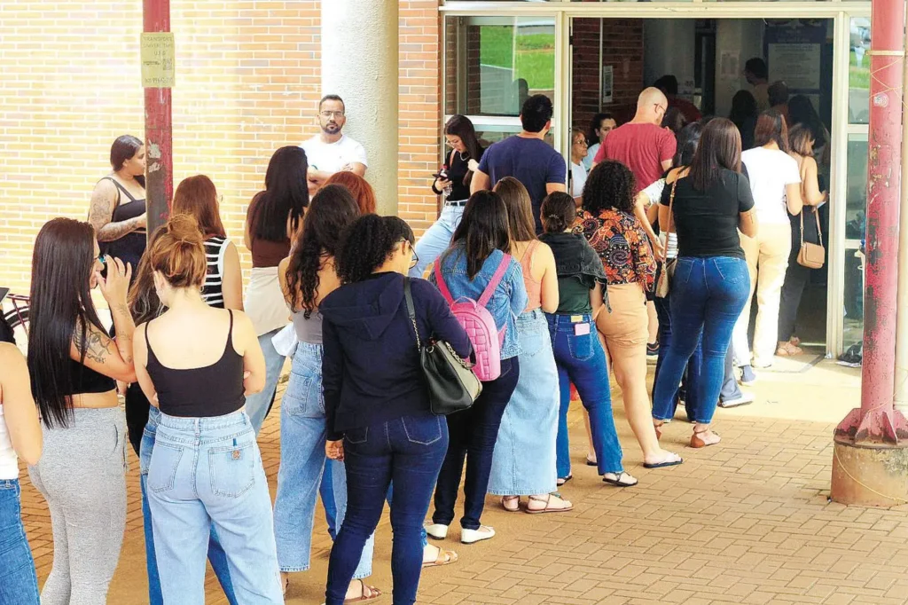 Candidatos em fila para realização da prova
