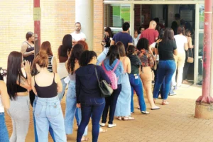 Candidatos em fila para realização da prova