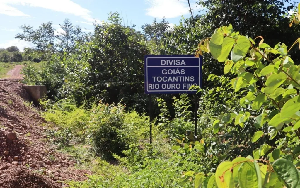 Placa de divisa entre Goiás e Tocantins
