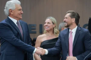 Caiado e Bruno Peixoto se cumprimentando na Alego