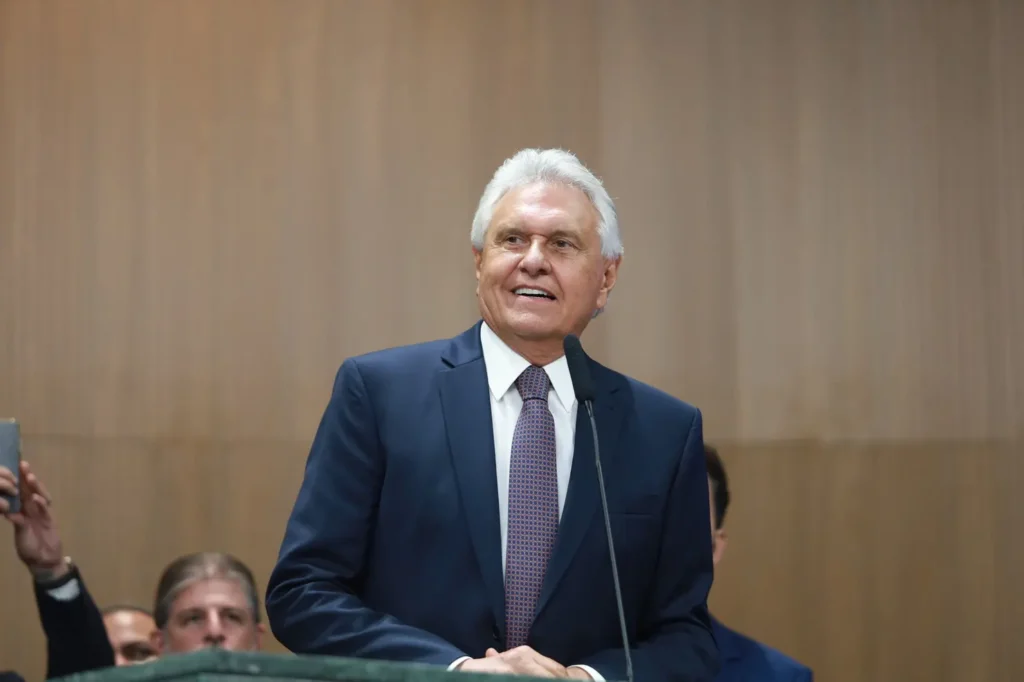 Caiado discursando na Alego