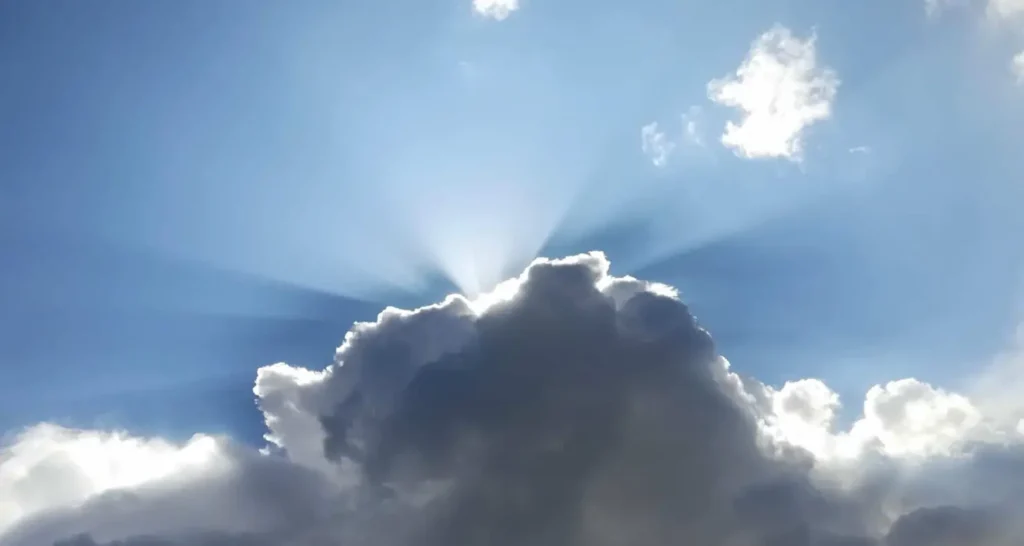 Calor de 32°C marca segunda-feira em Goiânia; veja como fica o tempo ao longo do dia
