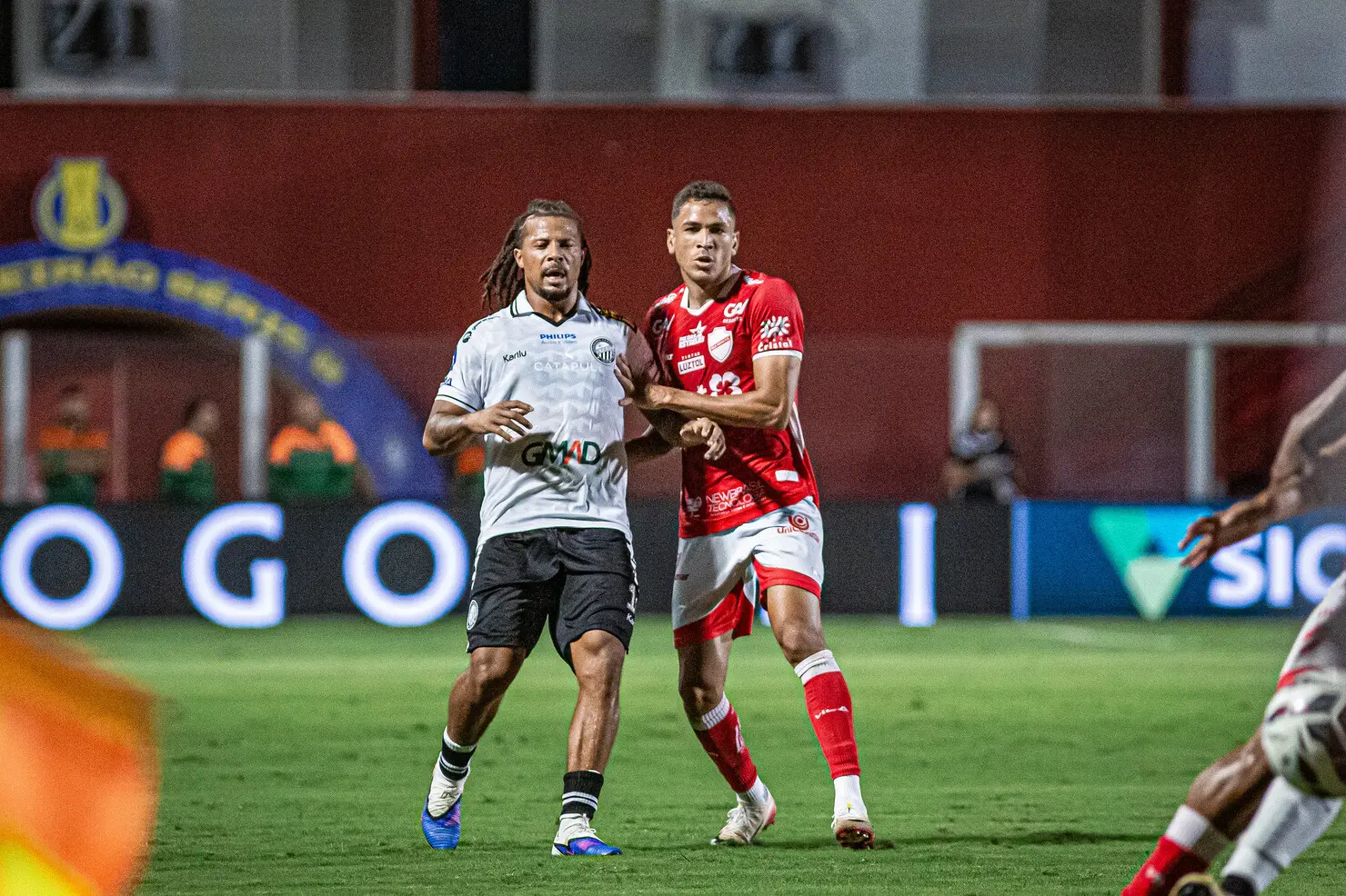 Racismo em campo gera reação internacional e pode punir Vila Nova