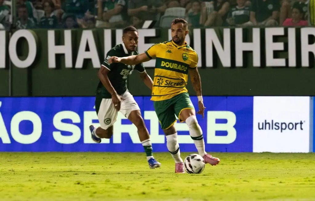 Cuiabá aproveita erros e vence Goiás com autoridade no segundo tempo