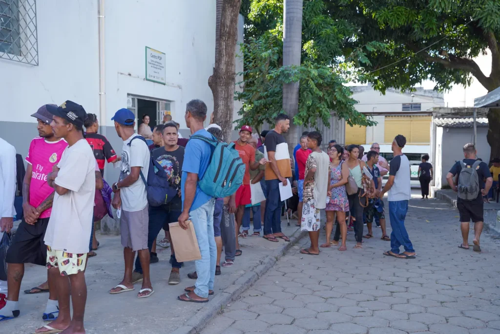 Fila de pessoas no Centro POP de Goiânia