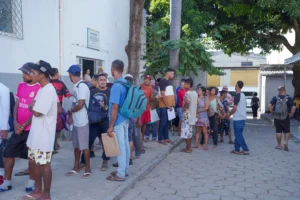 Fila de pessoas no Centro POP de Goiânia