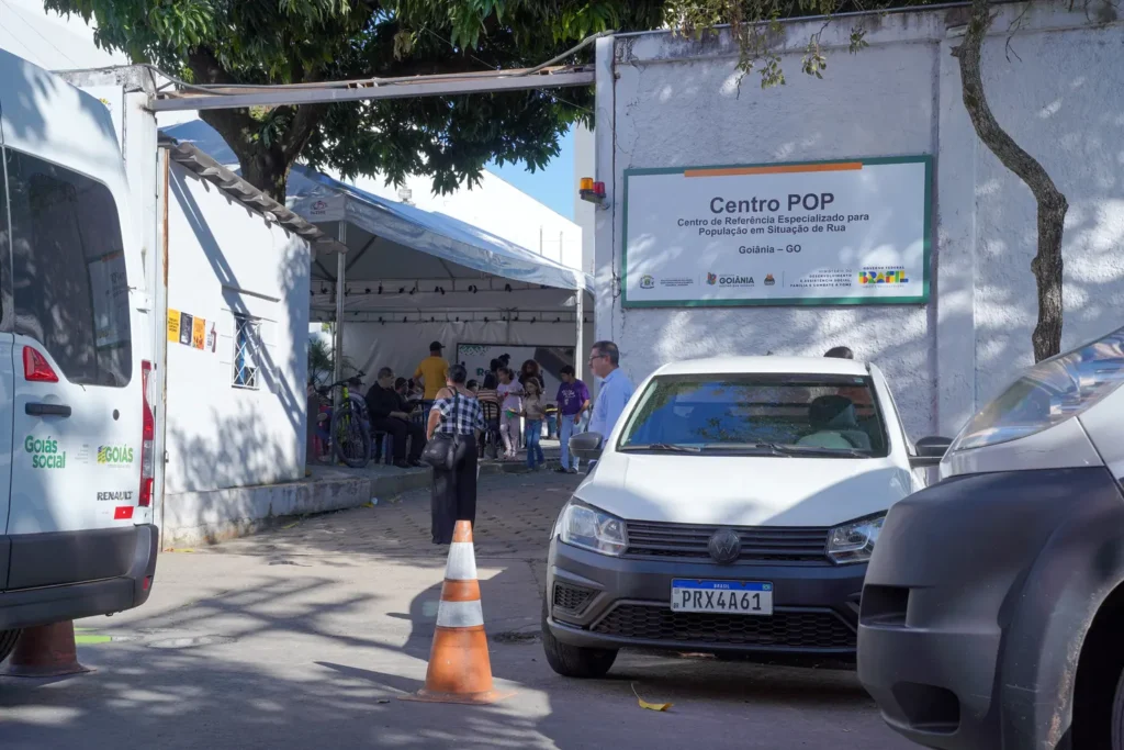 Sem acesso a banho, população de rua enfrenta dificuldades em Goiânia 2 Frente do CENTRO POP GOIÂNIA
