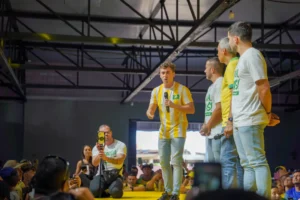 Nikolas Ferreira discursando ao lado de Gayer no "Acorda, Goiás" em Goiânia