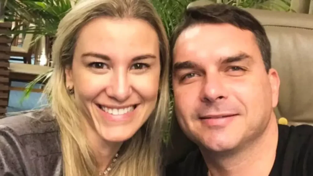 Flávio Bolsonaro amplia presença da esposa nas redes para atrair eleitorado feminino