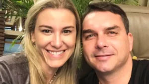 Flávio Bolsonaro amplia presença da esposa nas redes para atrair eleitorado feminino