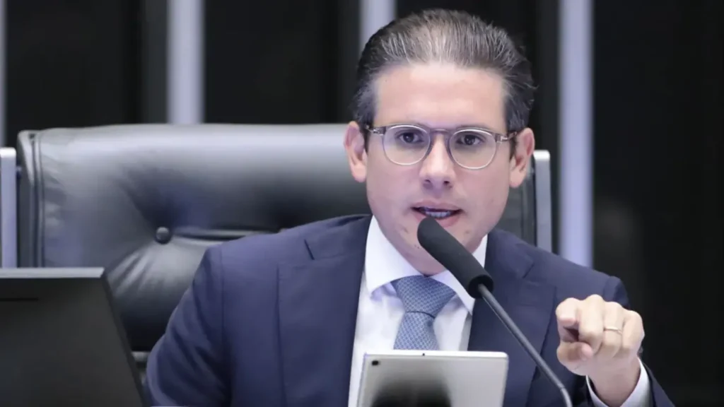 Motta durante sessão na Câmara