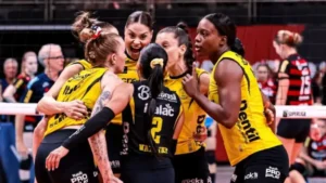 Jogadoras do Praia comemorando vitória sobre o Flamengo