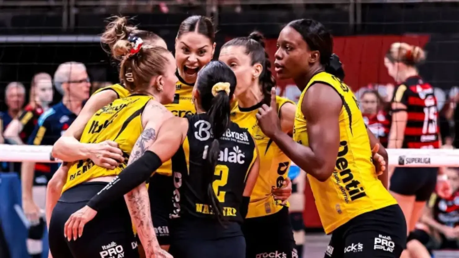 Jogadoras do Praia comemorando vitória sobre o Flamengo
