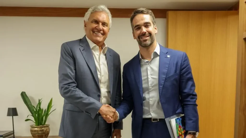 Leite e Caiado se cumprimentado