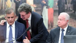 CCJ da Câmara aprova PECs sobre o fim da escala 6x1 