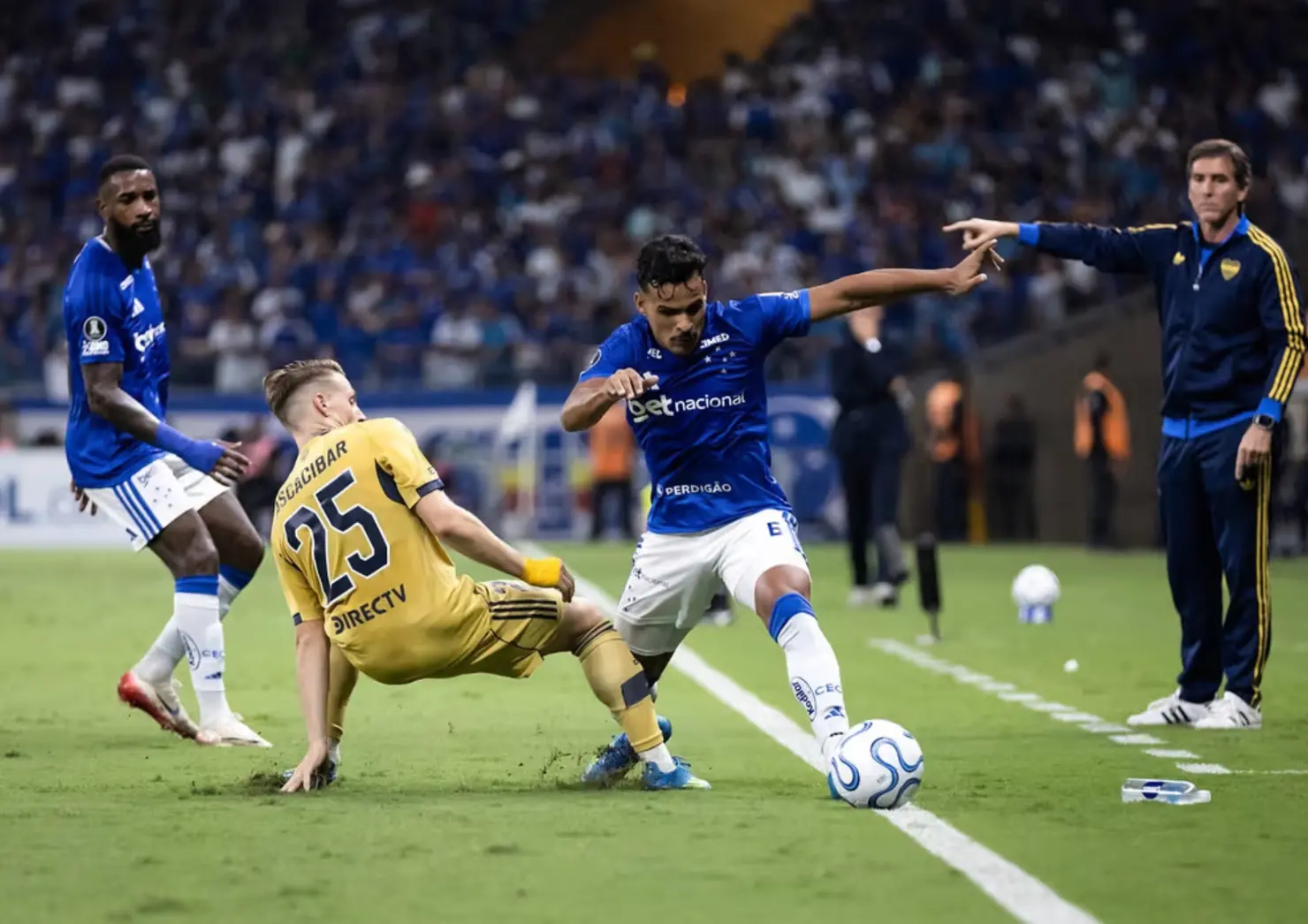 Cruzeiro denunciará casos de racismo da torcida do Boca Juniors à Conmebol
