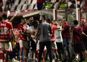 Vila Nova é multado em R$ 30 mil após confusão e caso de racismo na Série B