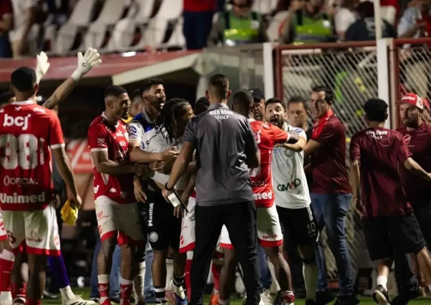 Vila Nova é multado em R$ 30 mil após confusão e caso de racismo na Série B