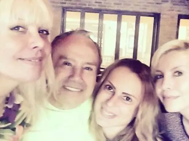 Stenio Garcia com as filhas e a esposa 615x461 1