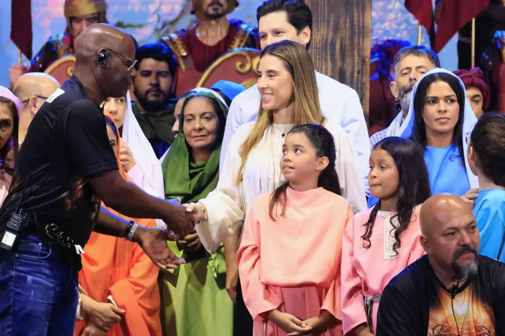 Governador participa de tradicional encenação da Paixão de Cristo na Vila Itatiaia 2 Cristo