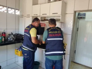 Procon Goiás apreende quase 450 latas de cerveja vencidas em distribuidora de Jandaia